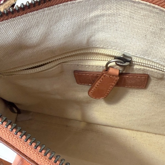 Elegant Tan Leather Shoulder Bag - Picture 5 of 7